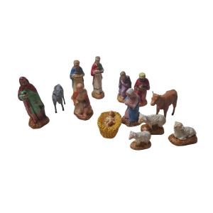 Figurines traditionnelles de crèche représentant la naissance de Jésus-Christ.