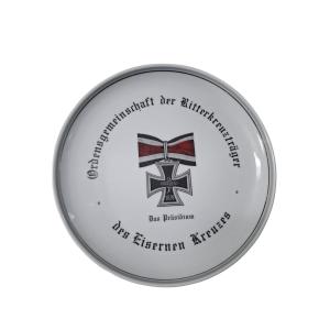 L'assiette en porcelaine est un hommage à l'Ordensgemeinschaft der Ritterkreuzträger