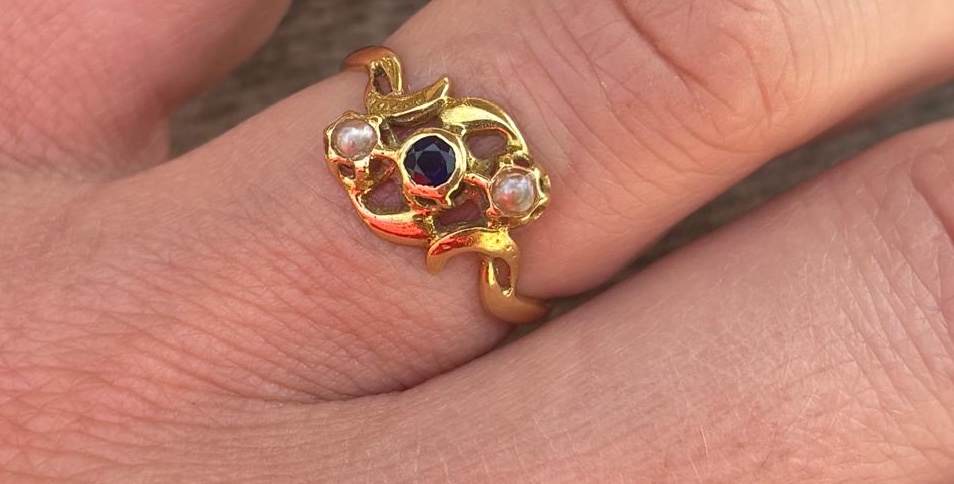 Bague Or 18 CT , saphir et perles fines 