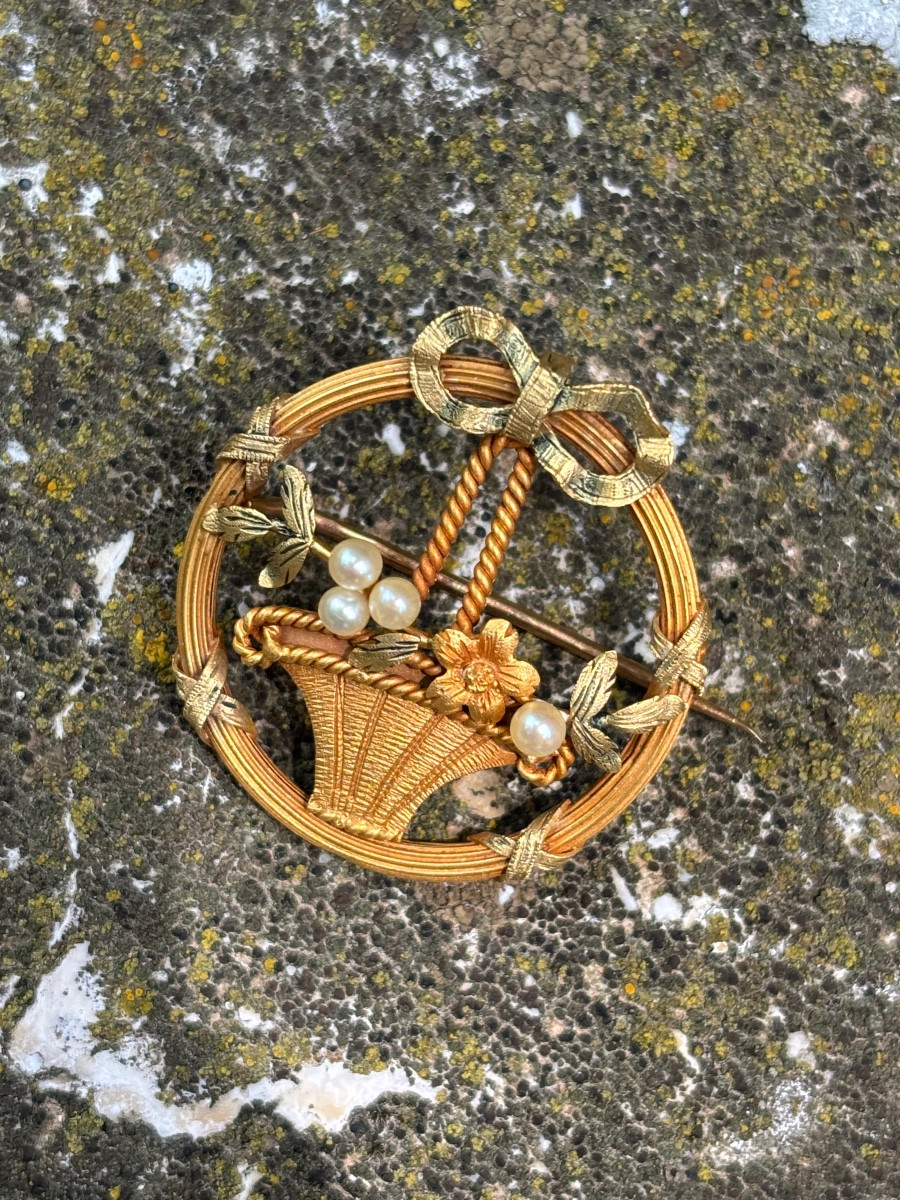 Brooch In 18 Ct Gold And Fine Pearls