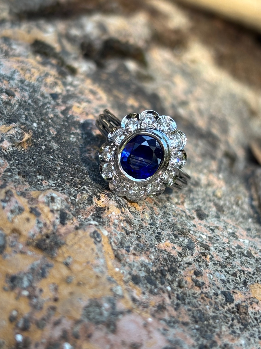 Pompadour Ring With Sapphire And Diamonds 