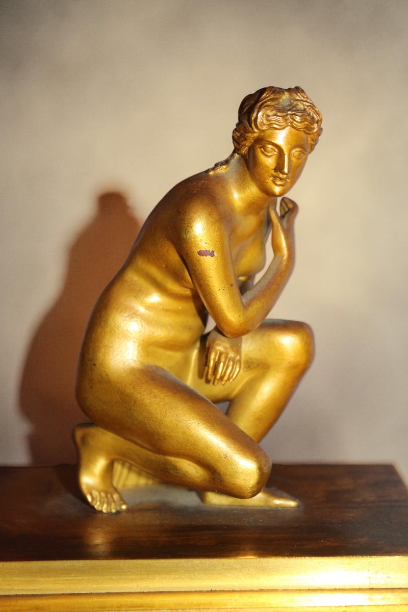 PENDULE D'EPOQUE RESTAURATION EN BRONZE DORè, VENUS AU BAIN, VERS 1830.-photo-3