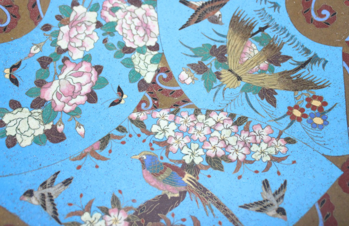 ASSIETTE CLOISONNè JAPONAIS, MEIJI PERIOD, FINE DU XIX SIECLE.