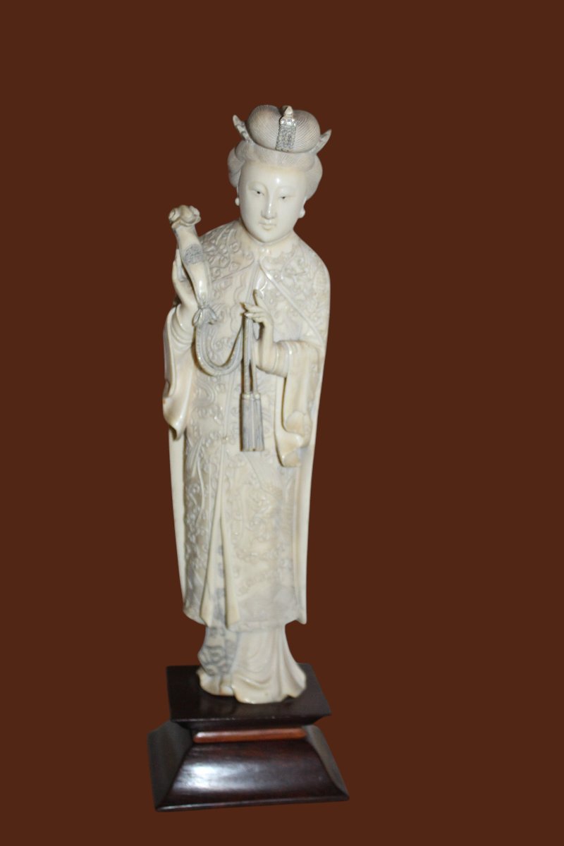 Sculpture en ivoire reprèsentant un dame imperial, Chine vers 1920.-photo-2