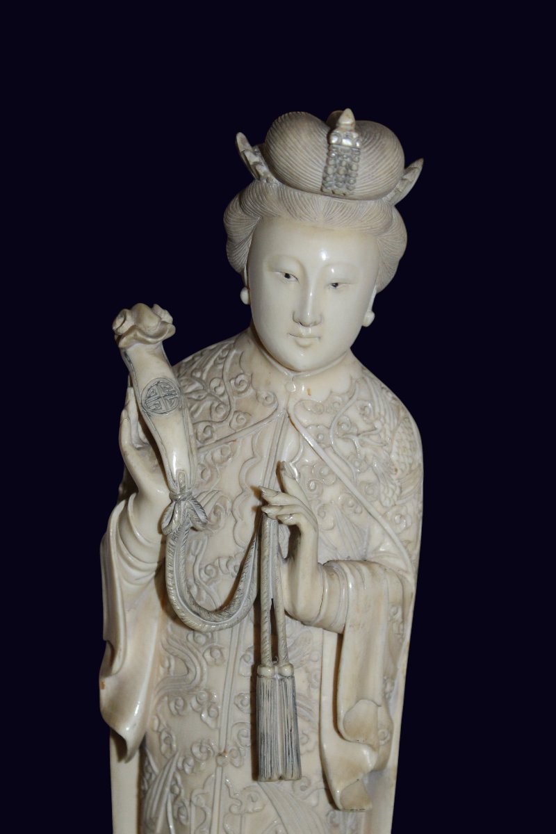 Sculpture en ivoire reprèsentant un dame imperial, Chine vers 1920.