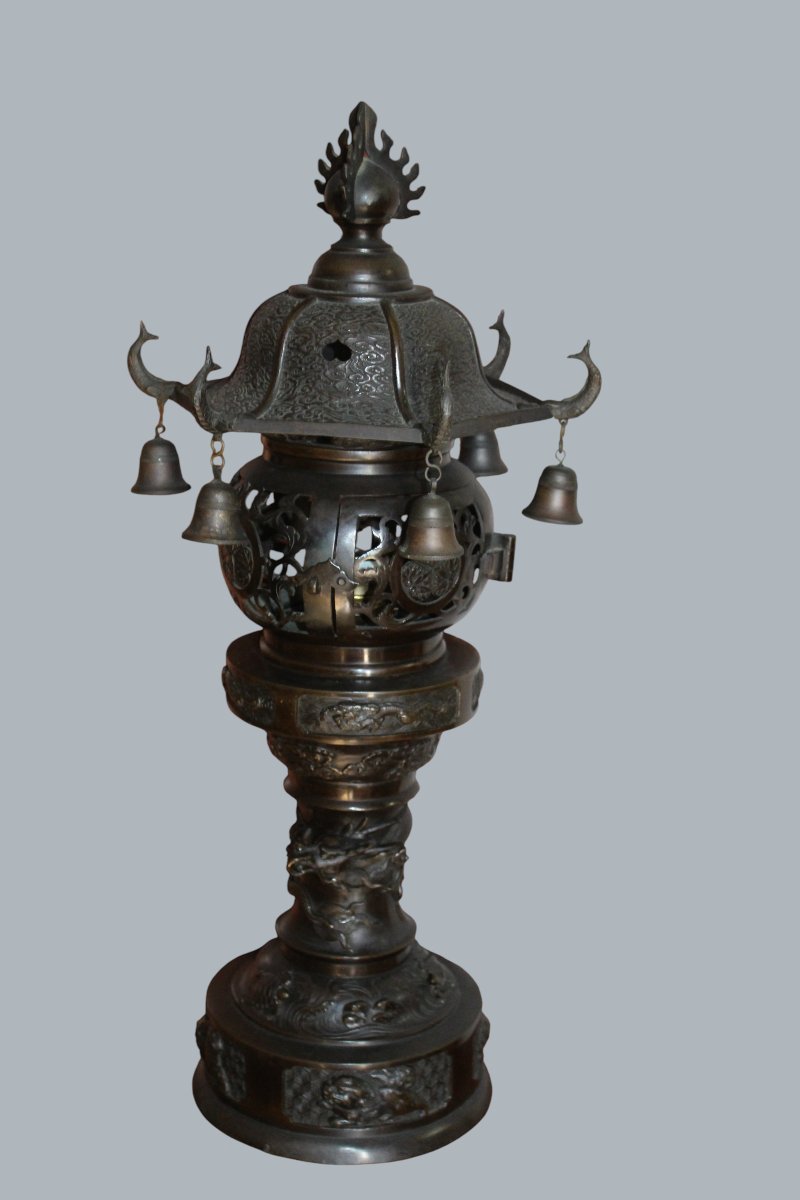GRAND LANTERNE BRULE PARFUM  EN BRONZE, JAPON VERS 1900.