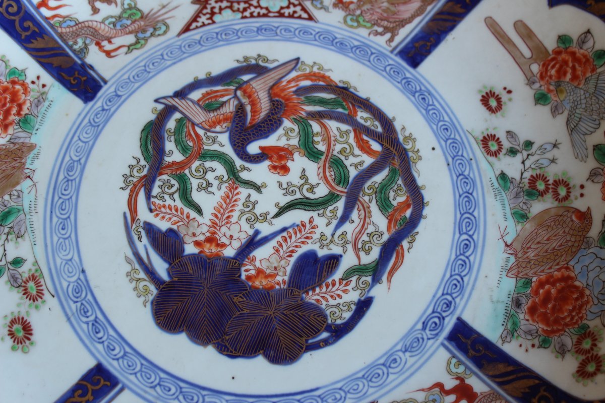 GRAND ASSIETTE EN PORCELAINE JAPONAIS IMARI, MEIJI PERIOD, FINE DU XIX SIECLE.-photo-2