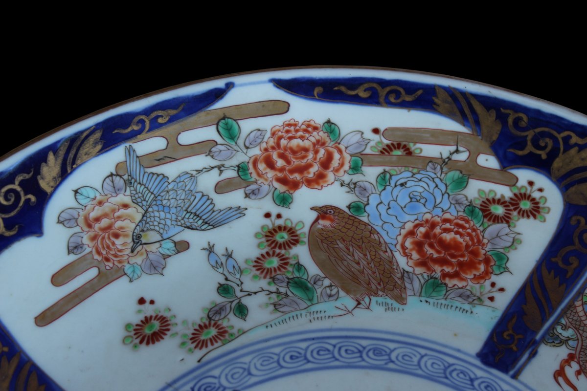 GRAND ASSIETTE EN PORCELAINE JAPONAIS IMARI, MEIJI PERIOD, FINE DU XIX SIECLE.-photo-3