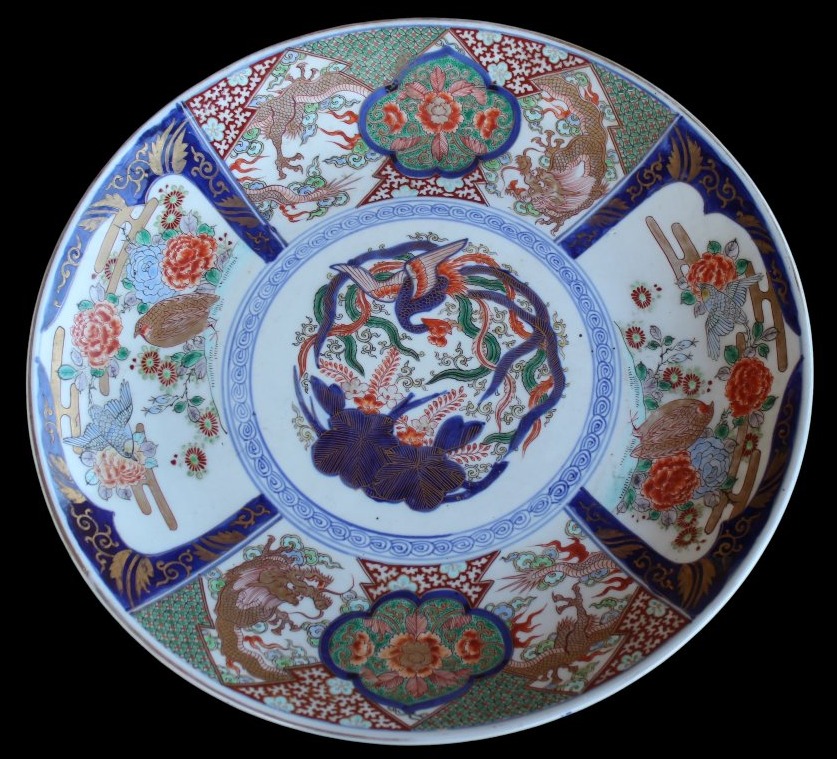 GRAND ASSIETTE EN PORCELAINE JAPONAIS IMARI, MEIJI PERIOD, FINE DU XIX SIECLE.