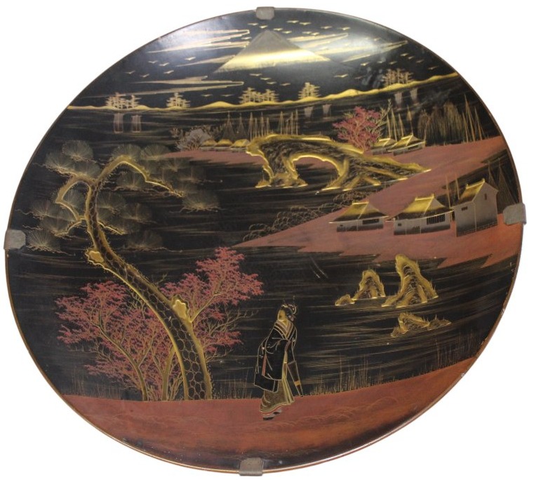 TRES GRAND ASSIETTE EN PORCELAIN LAQUèE JAPONAIS, MEIJI PERIOD, XIX SIECLE.