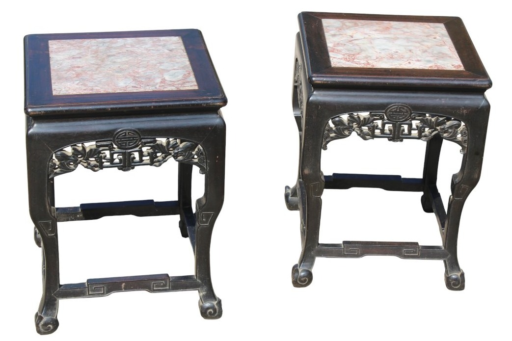 PAIRE DE SELLETTES ASIATIQUE EN BOIS EXOTIQUE SCULPTè, VERS 1900.