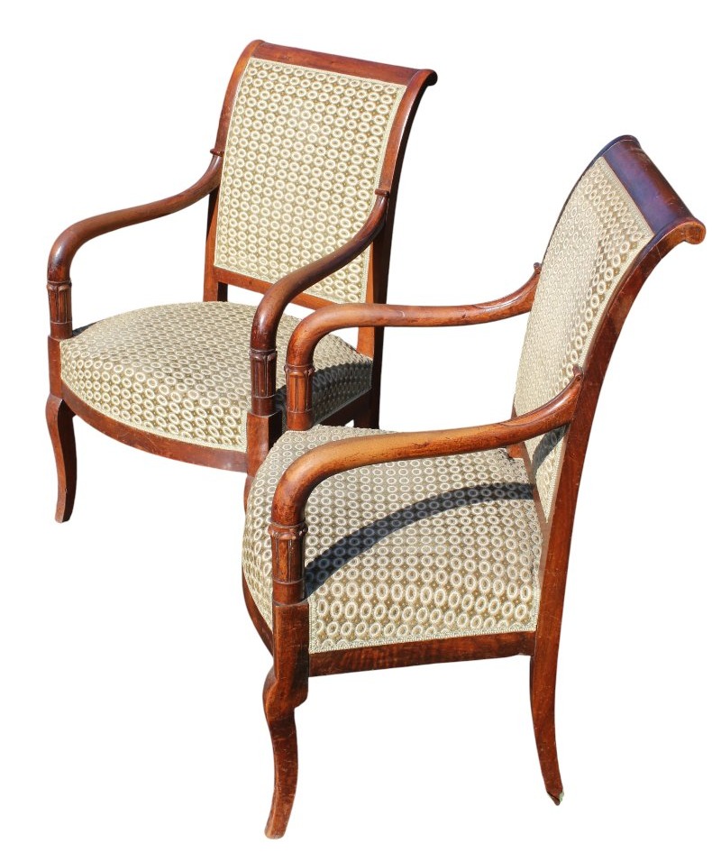 PAIR DE FAUTEUILS EN NOYER D'EPOQUE RESTAURATION, VERS 1830.