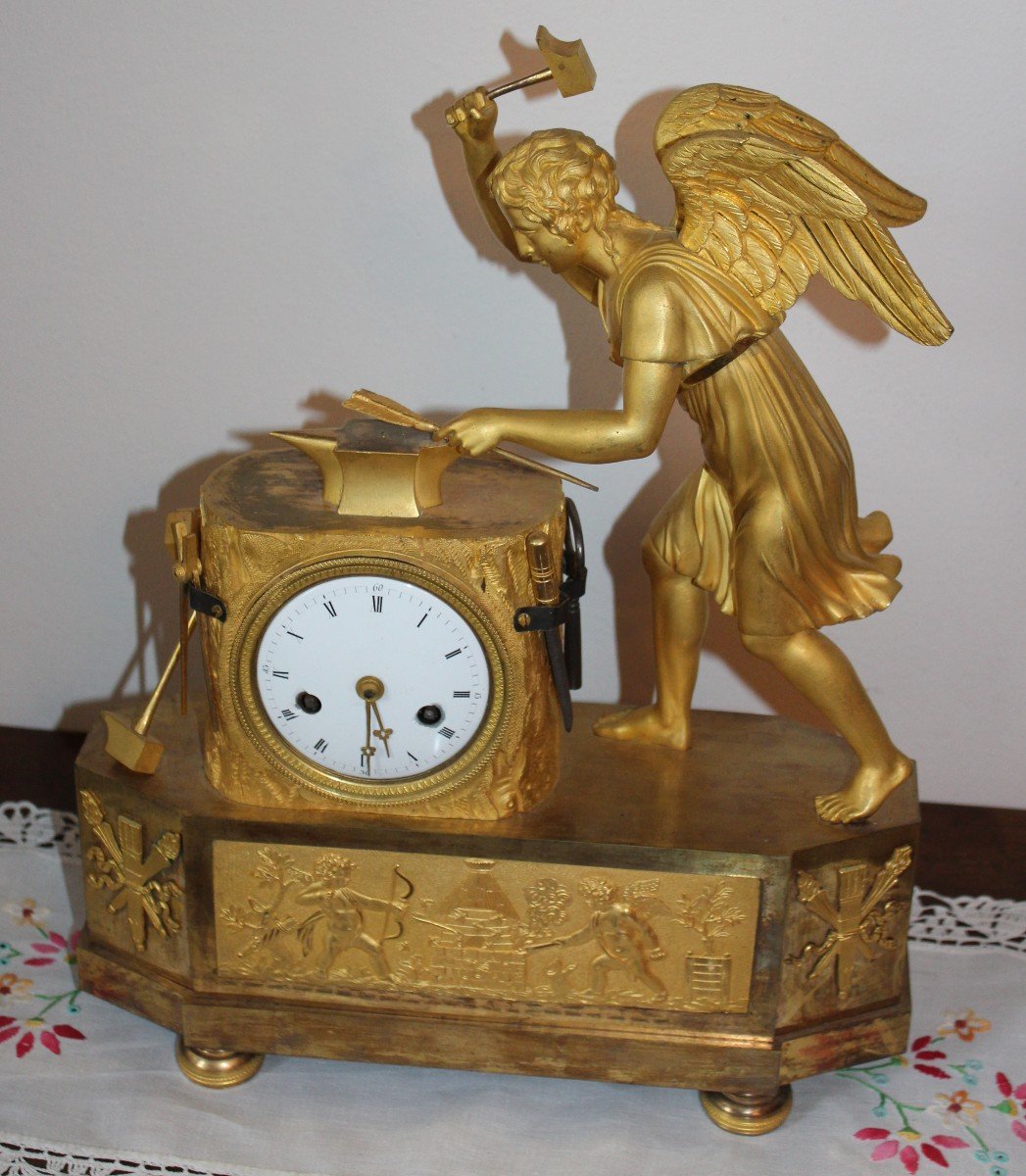 PENDULE D'EPOQUE EMPIRE "L' AMOUR FORGEON" VERS 1810