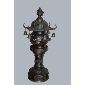 GRAND LANTERNE BRULE PARFUM EN BRONZE, JAPON VERS 1900.