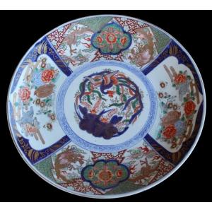 GRAND ASSIETTE EN PORCELAINE JAPONAIS IMARI, MEIJI PERIOD, FINE DU XIX SIECLE.
