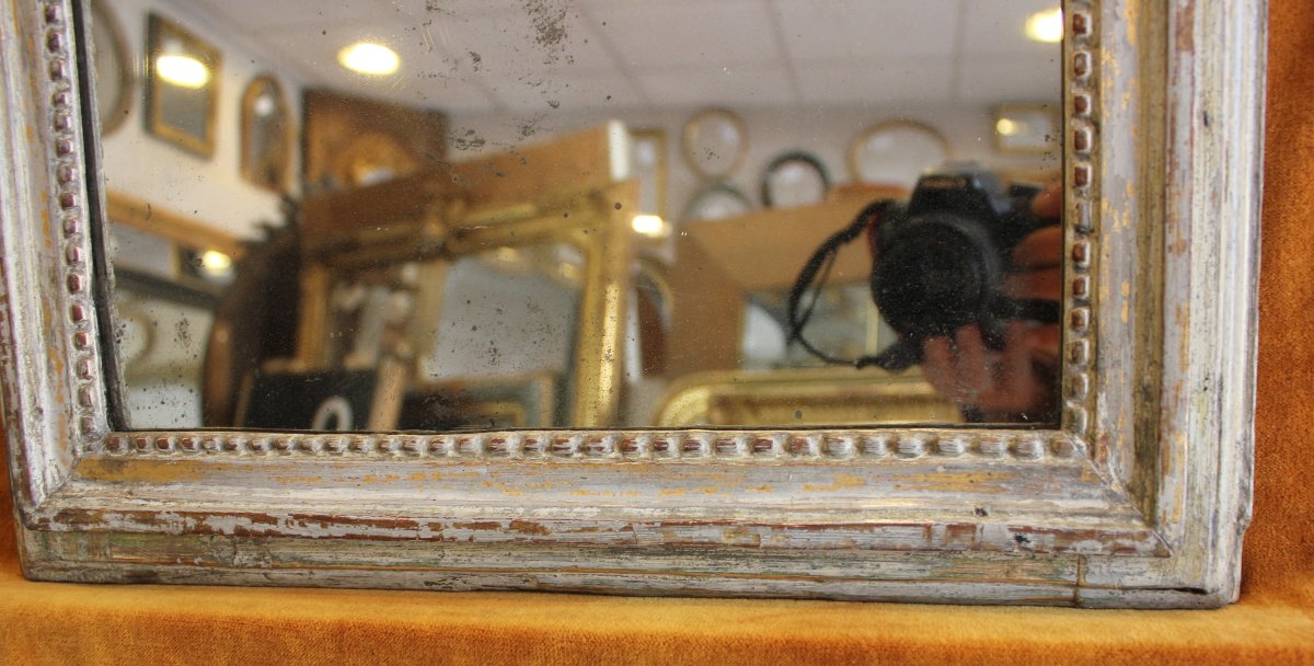 43 x 51 cm, Miroir ancien Louis XVI perlé, bois patiné, glace mercure.-photo-4