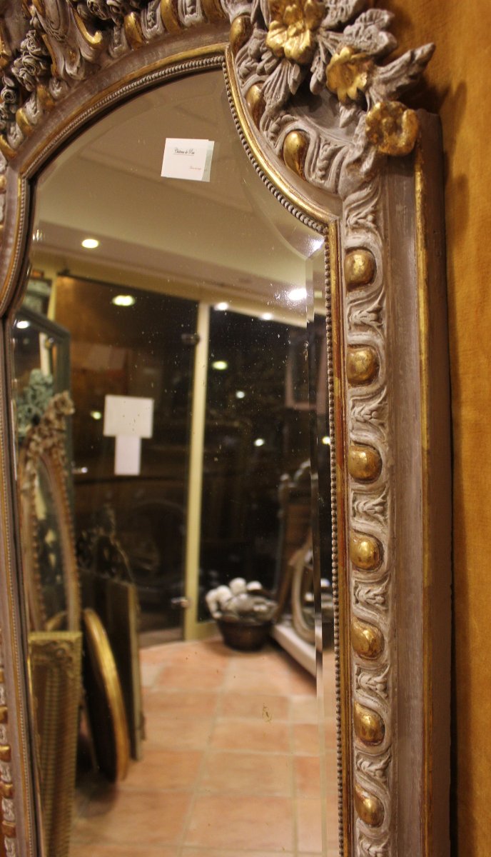 87 x 166 cm Miroir ancien de cheminée XIXème, feuille d'or et patine, décor d'anges musiciens.-photo-1