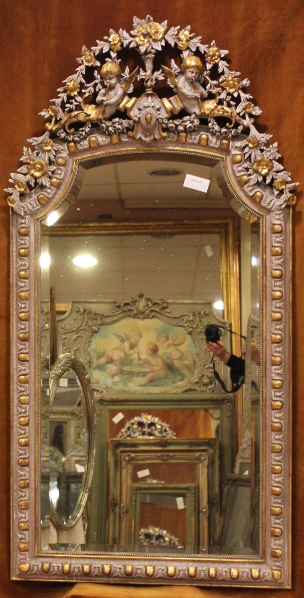 87 x 166 cm Miroir ancien de cheminée XIXème, feuille d'or et patine, décor d'anges musiciens.