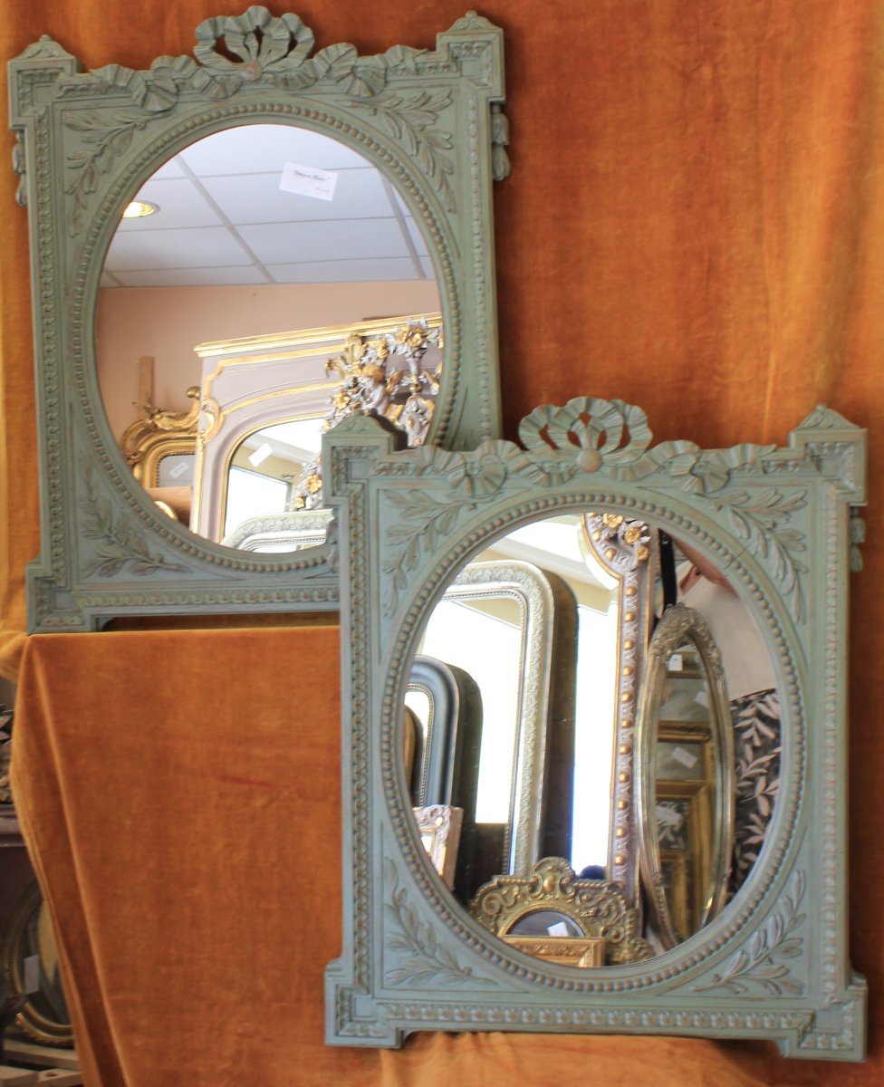 65 x 80 cm  Paire de miroirs style Louis XVI, bois sculpté et patiné