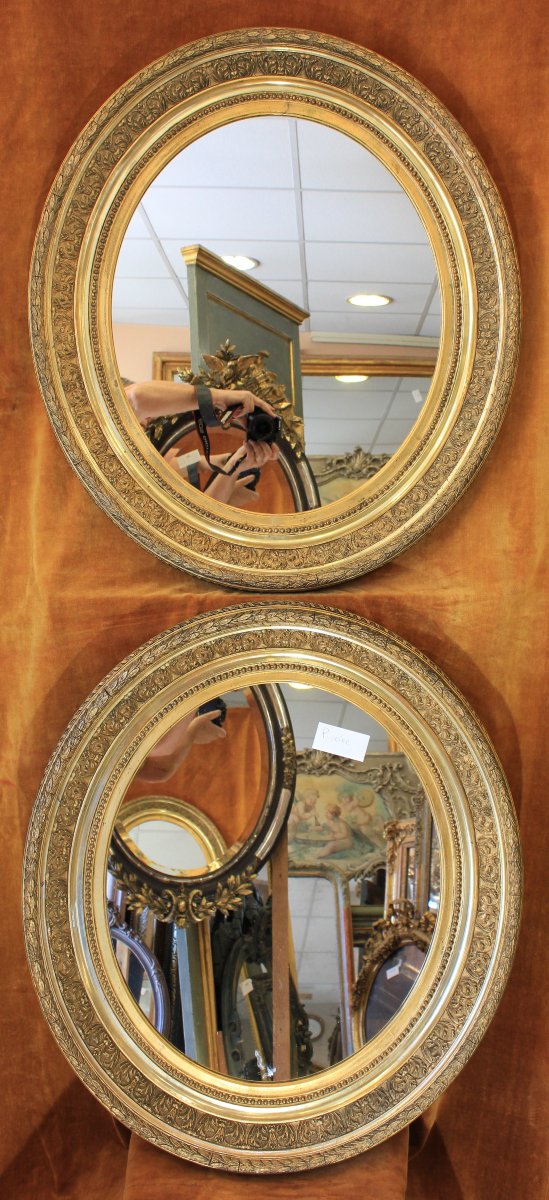 Paire de miroirs ovales, cadre médaillon Napoléon III, 67 x 76 cm