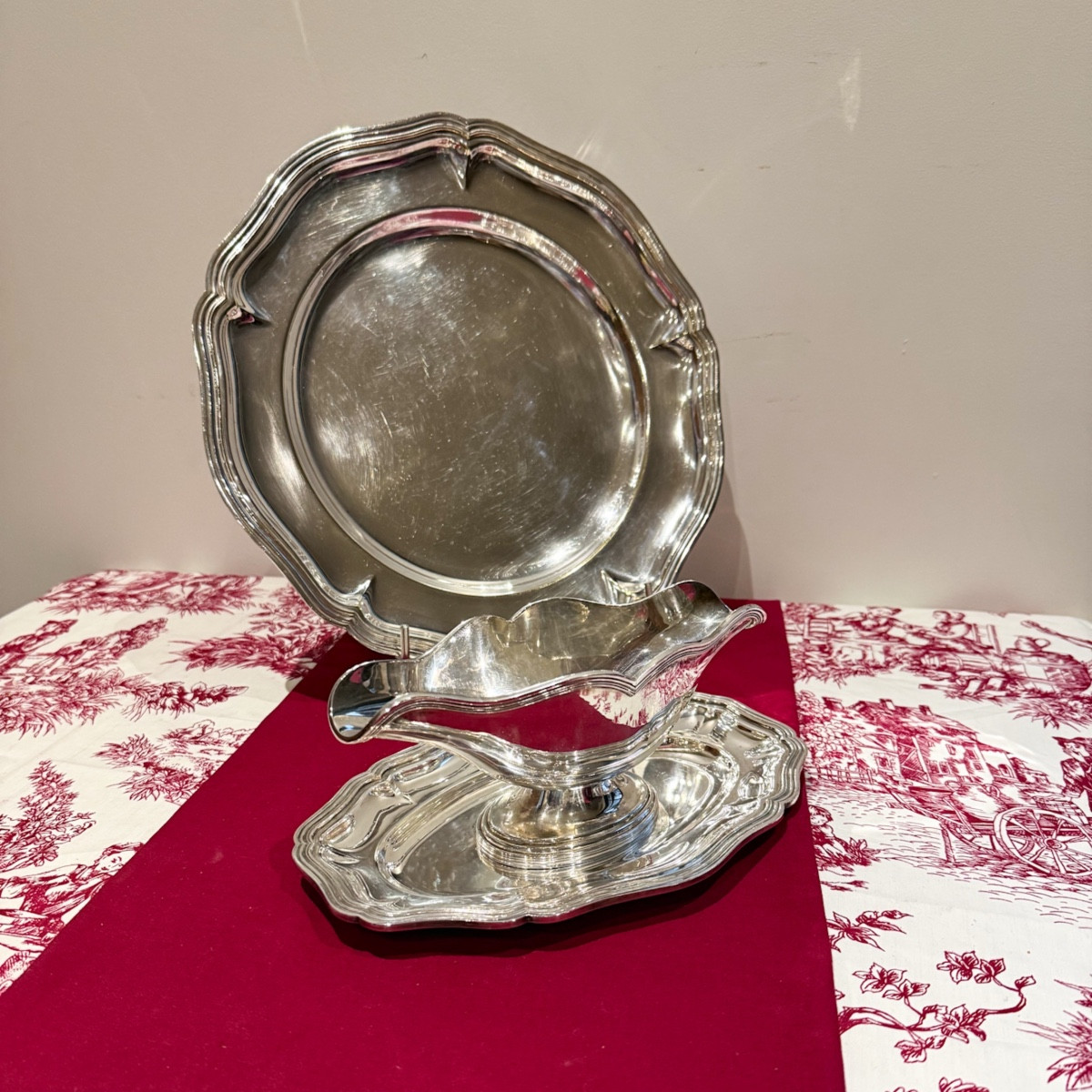Round Platter And Sauce Boat In Silver-plated Metal