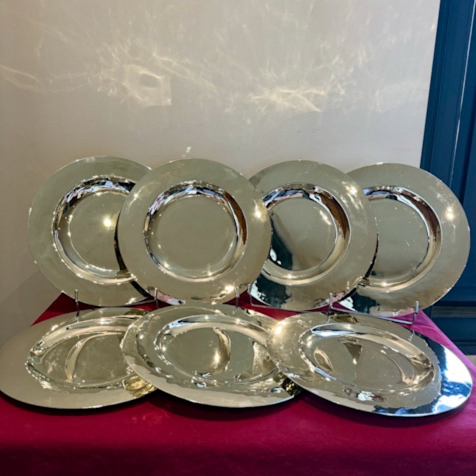 7 assiettes de présentation en laiton martelé 