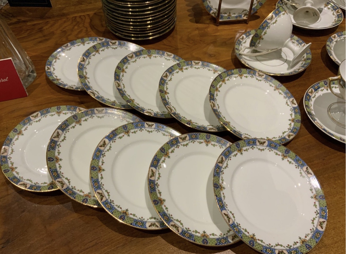 Service de 83 pièces à café et dessert en porcelaine de Limoges -photo-3