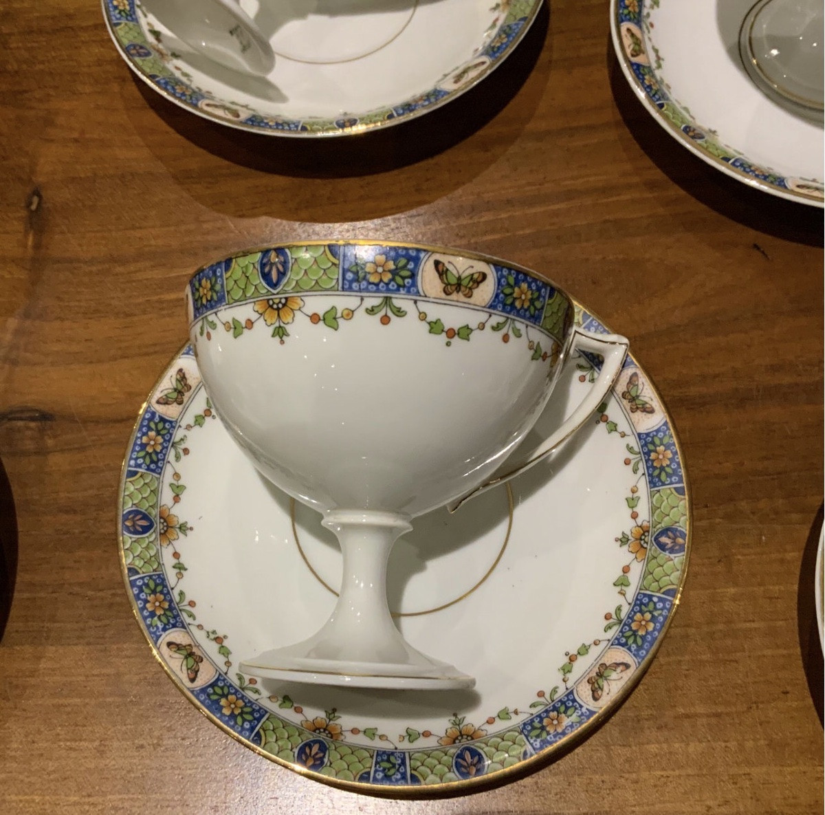 Service de 83 pièces à café et dessert en porcelaine de Limoges -photo-4
