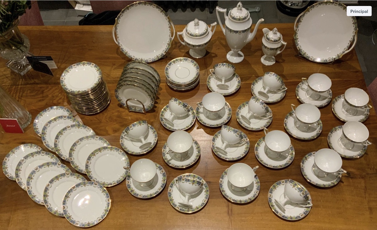 Service de 83 pièces à café et dessert en porcelaine de Limoges -photo-1