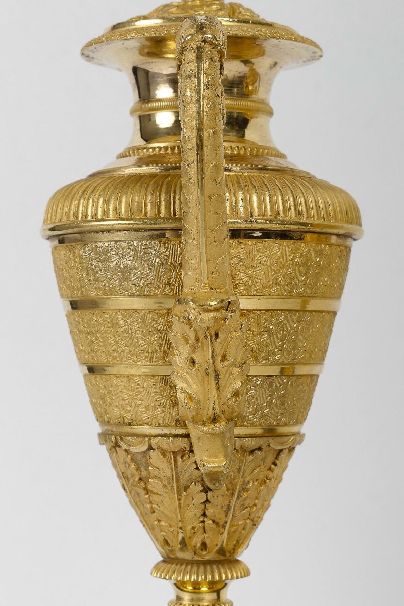 Paire De Vases Couverts En Bronze Finement Ciselé Patiné Et Doré époque Empire Vers 1810-photo-4
