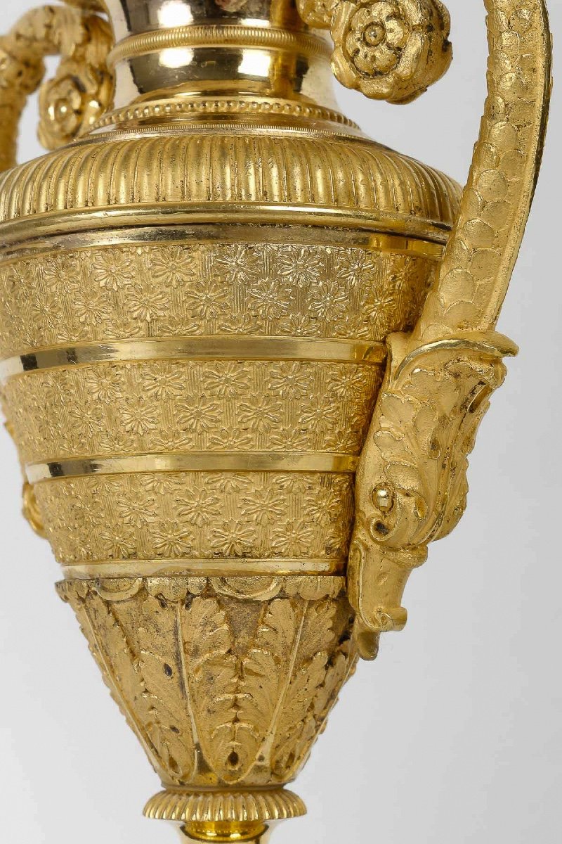 Paire De Vases Couverts En Bronze Finement Ciselé Patiné Et Doré époque Empire Vers 1810-photo-1