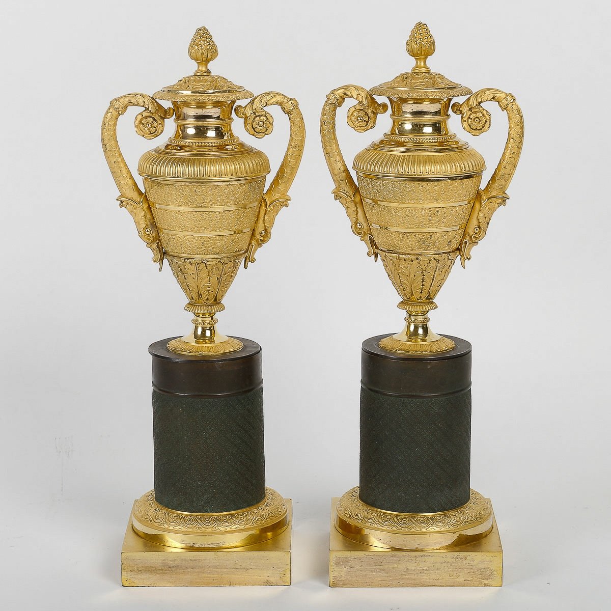 Paire De Vases Couverts En Bronze Finement Ciselé Patiné Et Doré époque Empire Vers 1810-photo-4