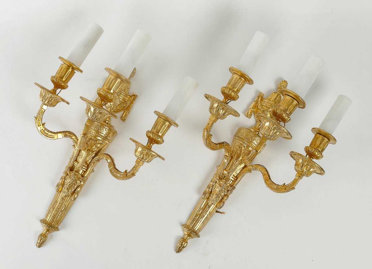 Paire d'Appliques De  Style Louis XVI Aux Bélier à Trois Bras De Lumières En Bronze  Doré 1890