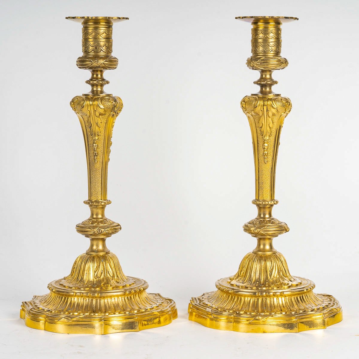 A Pair Of Gilt And Chiseled Bronze Candlesticks In The Transition Louis XVI-louis XVI Style