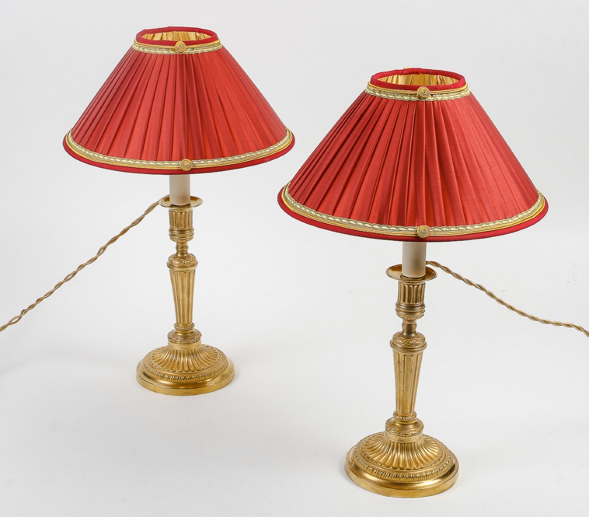 Paire de bougeoirs en bronze doré d’époque Louis XVI à décor de cannelures, montés en lampes-photo-6