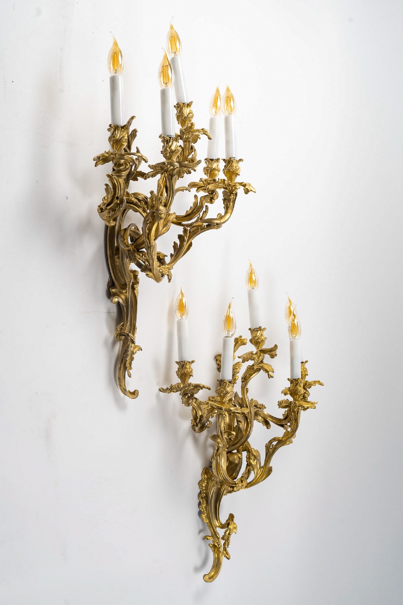 Importante Paire d'Appliques De Style Rocaille Louis XV à Cinq Lumières En Bronze Ciselé Doré-photo-4
