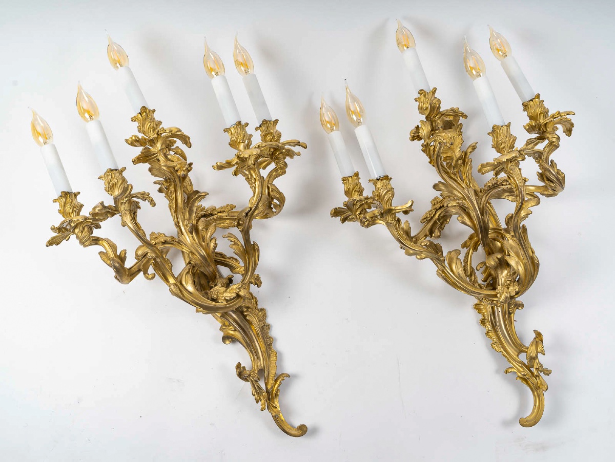 Importante Paire d'Appliques De Style Rocaille Louis XV à Cinq Lumières En Bronze Ciselé Doré