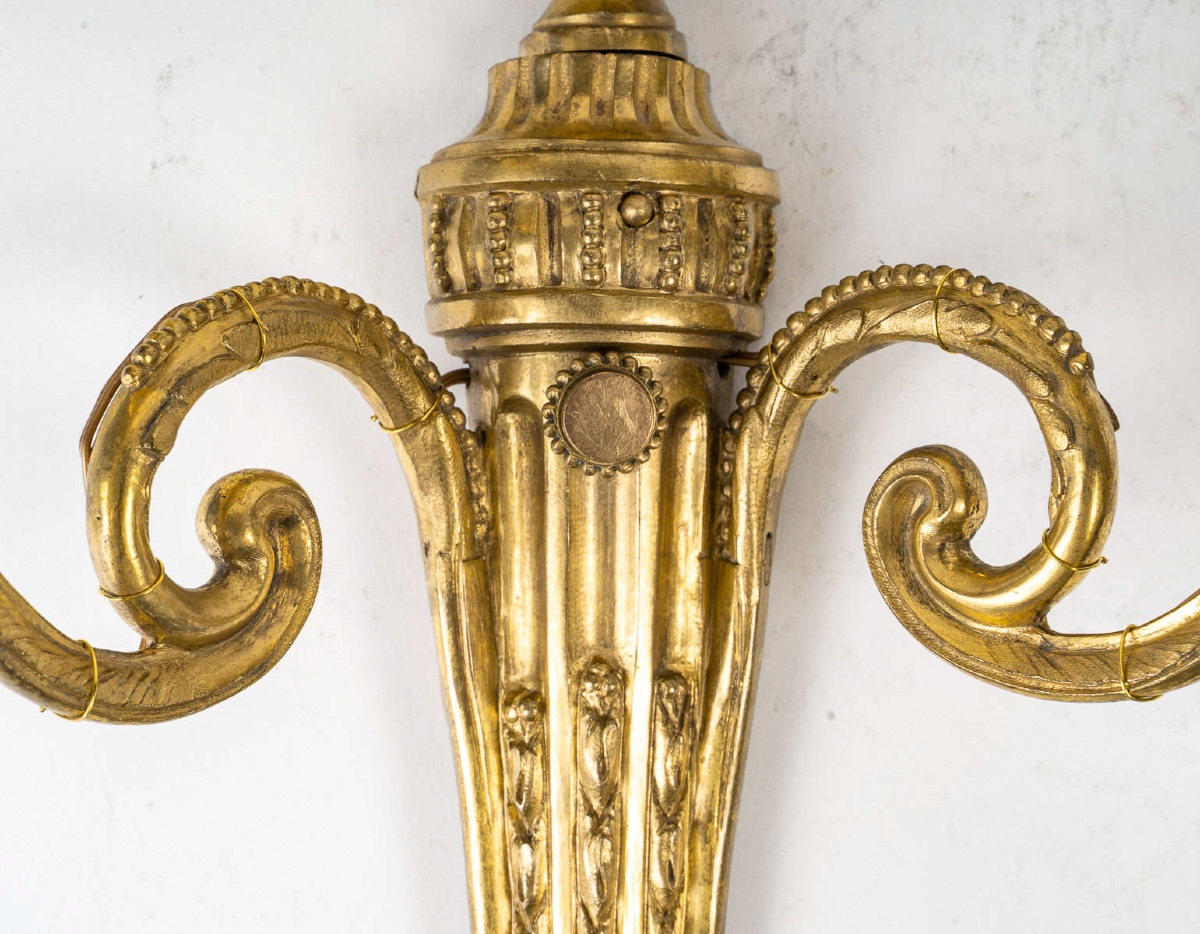 Paire D’appliques En Bronze Ciselé Et Doré à Deux Bras De Lumières De Style Louis XVI Vers 1830-photo-1