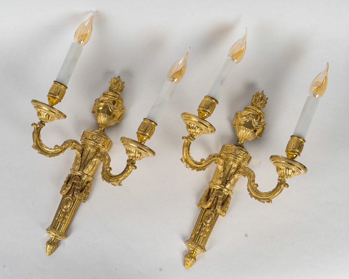 Paire d’Appliques en Bronze Ciselé et Doré à Deux Bras de Lumières d’Époque Louis XVI vers 1780