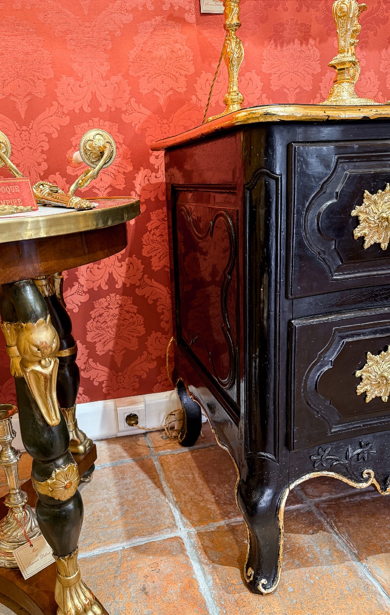Commode Provençale d’époque Louis XV laqué noire sculpté d'une coquille et branches d'olivier-photo-2