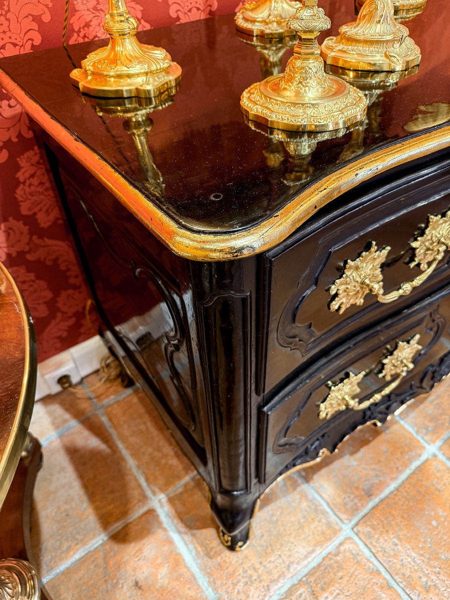 Commode Provençale d’époque Louis XV laqué noire sculpté d'une coquille et branches d'olivier-photo-3