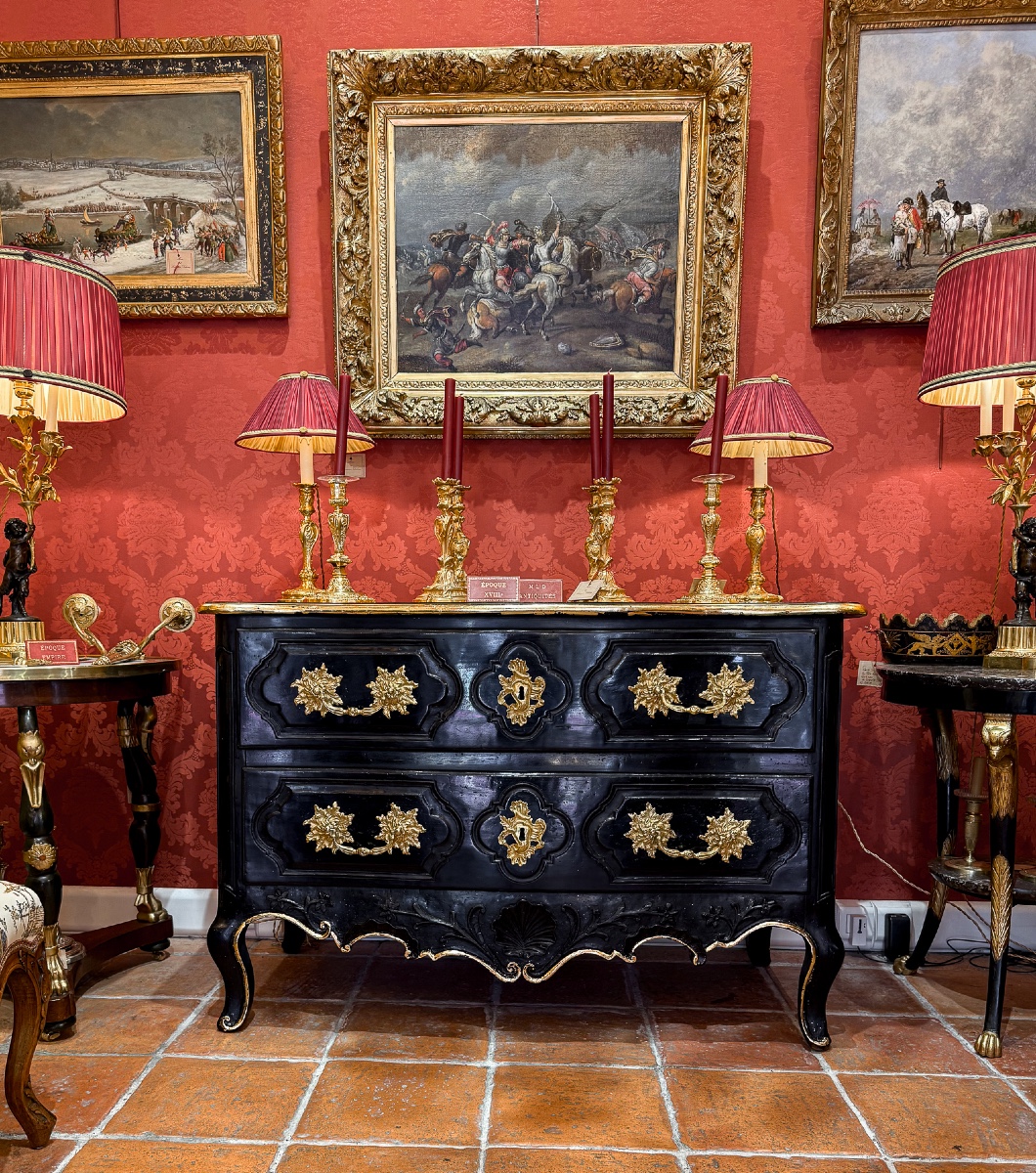 Commode Provençale d’époque Louis XV laqué noire sculpté d'une coquille et branches d'olivier-photo-1