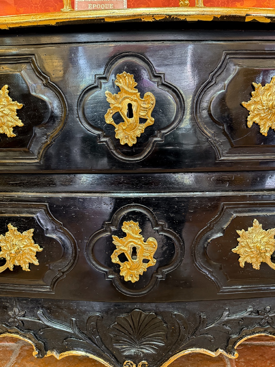 Commode Provençale d’époque Louis XV laqué noire sculpté d'une coquille et branches d'olivier-photo-2