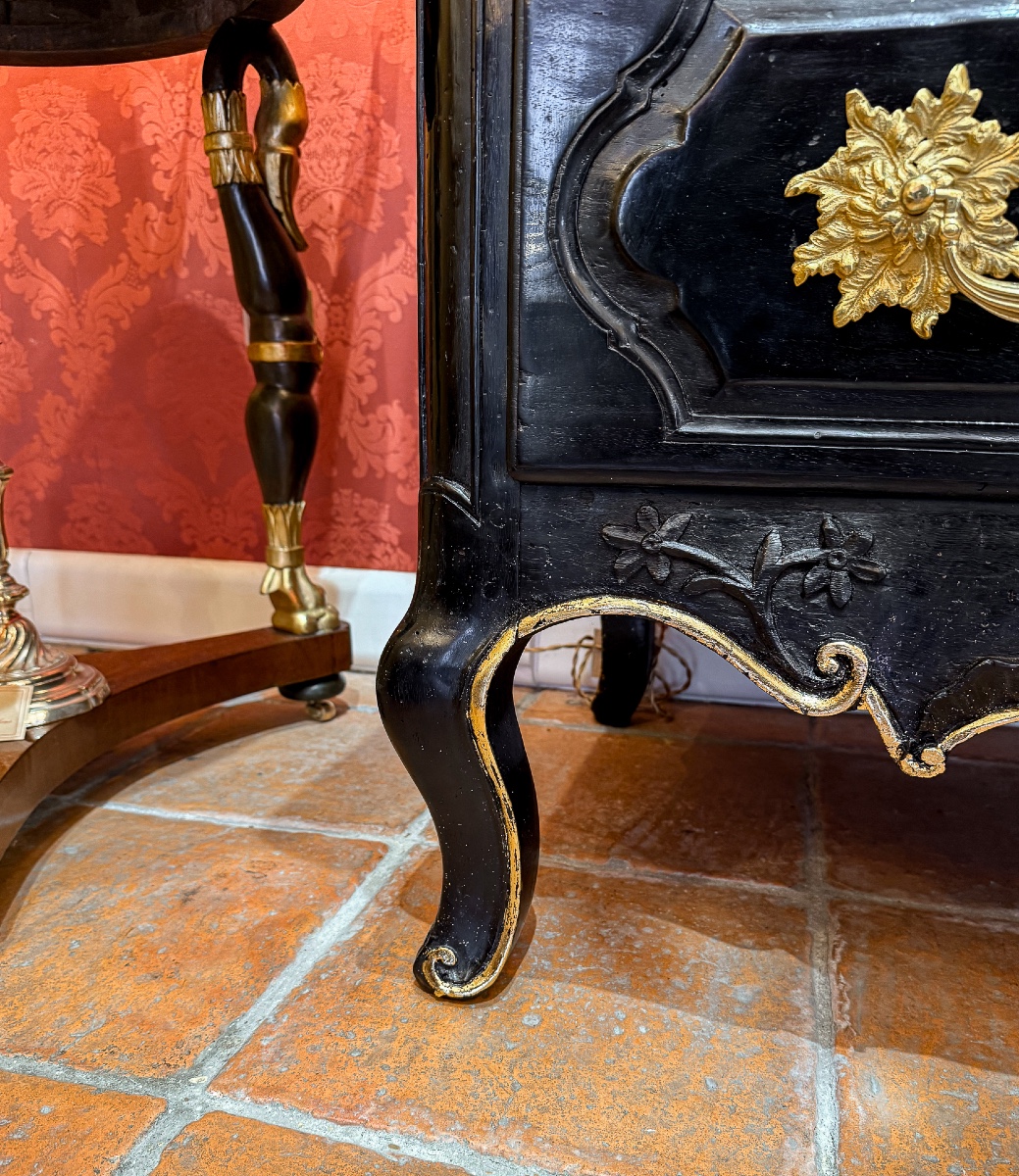 Commode Provençale d’époque Louis XV laqué noire sculpté d'une coquille et branches d'olivier-photo-4