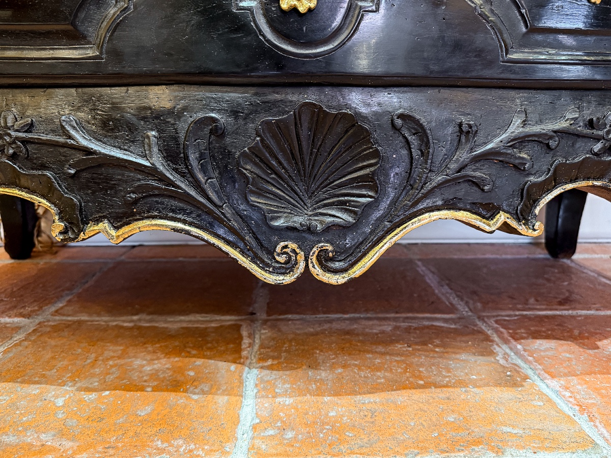Commode Provençale d’époque Louis XV laqué noire sculpté d'une coquille et branches d'olivier-photo-5