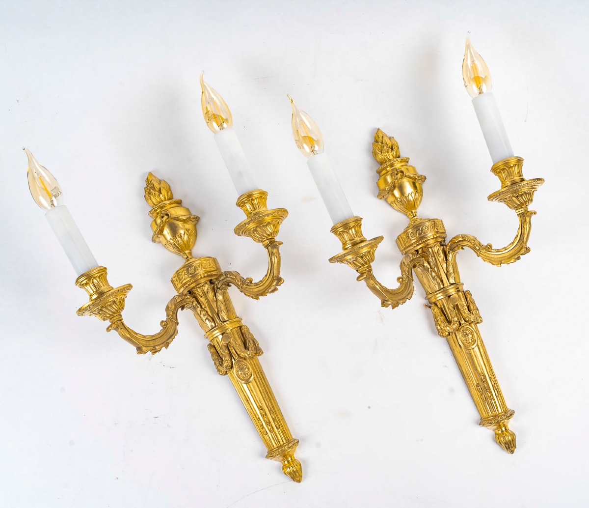 Paire d’Appliques en Bronze Ciselé à Deux Bras de Lumières de style Louis XVI vers 1850
