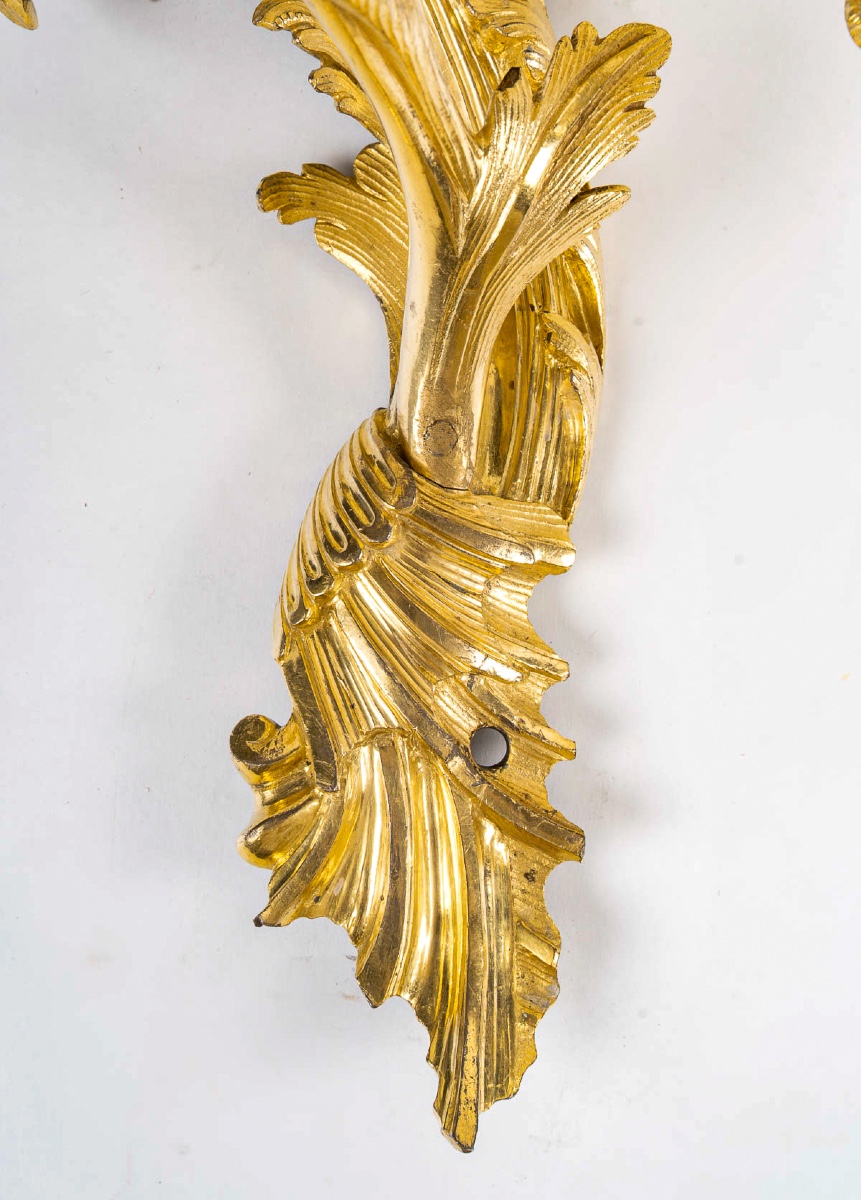 Paire d'appliques à deux lumières d’époque Louis XV en bronze ciselé et doré, vers 1750-photo-5