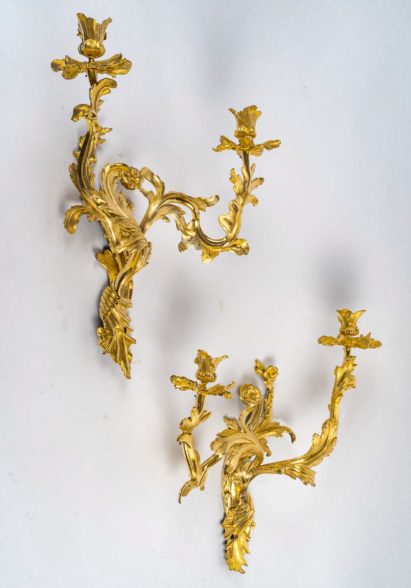 Paire d'appliques à deux lumières d’époque Louis XV en bronze ciselé et doré, vers 1750-photo-7