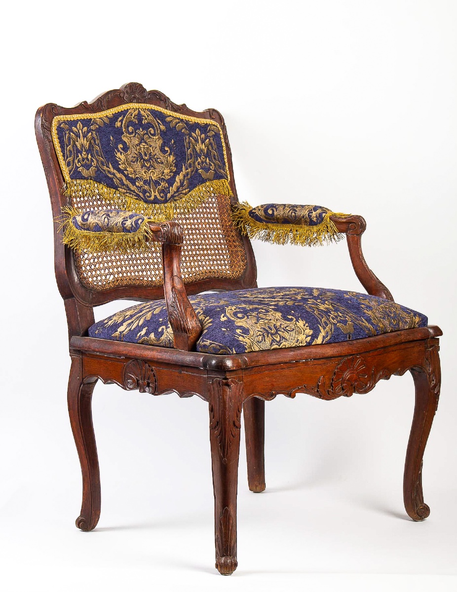 Fauteuil à fond de cannes en bois naturel mouluré et sculpté d’époque Régence vers 1720-photo-1