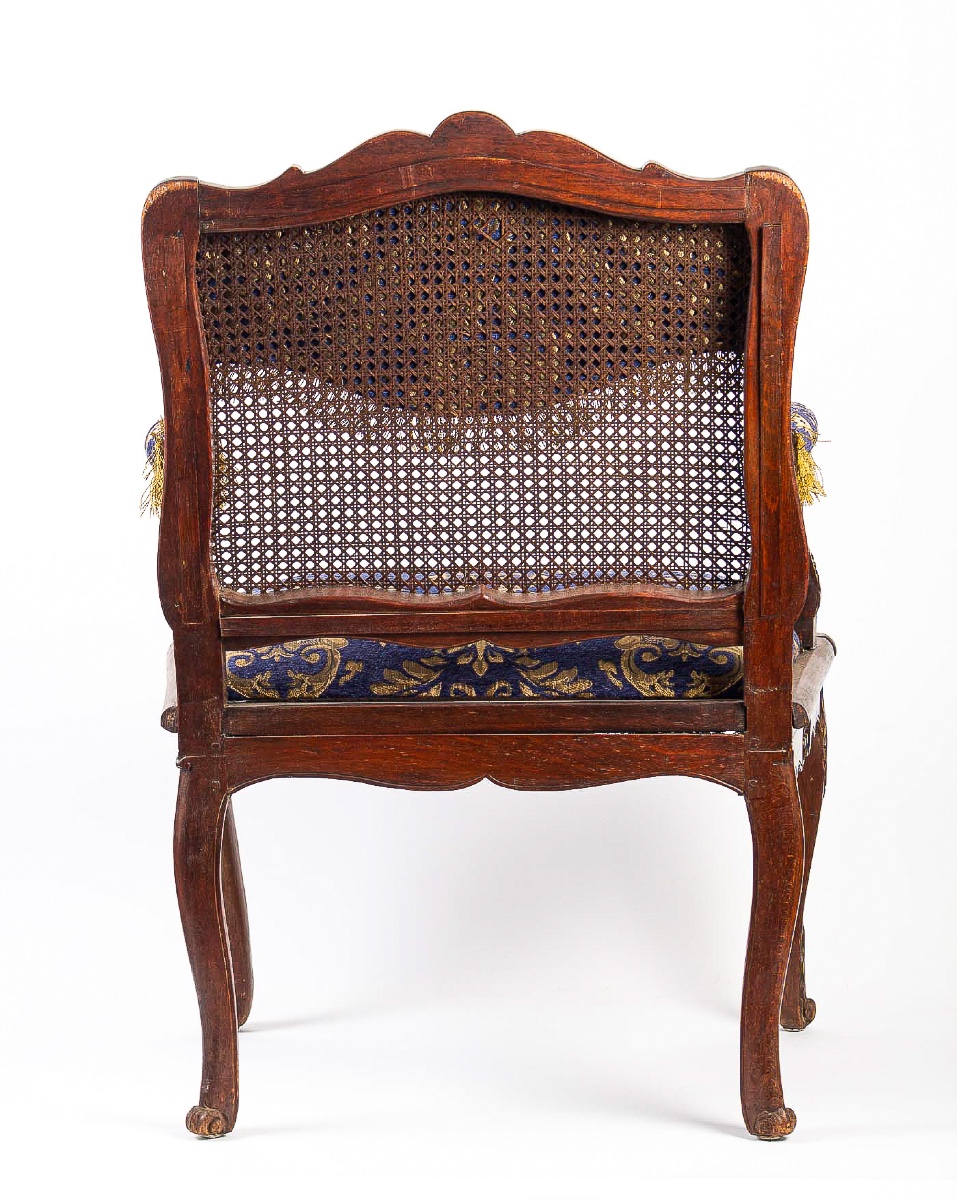 Fauteuil à fond de cannes en bois naturel mouluré et sculpté d’époque Régence vers 1720-photo-2